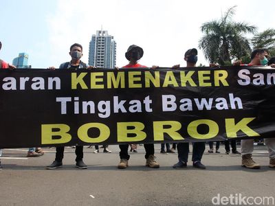Buruh Geruduk Gedung Kemenaker Tuntut Perlindungan Pekerja