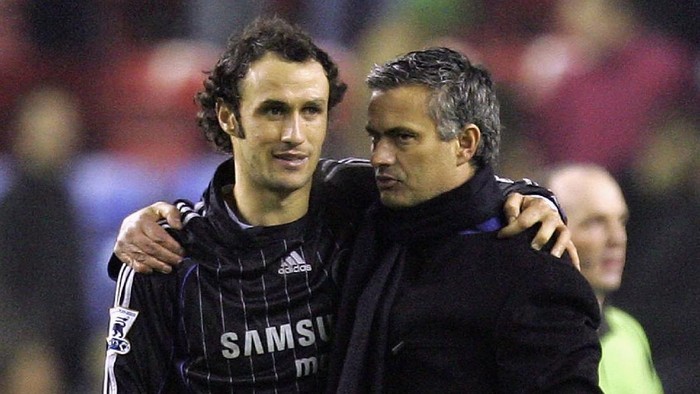WIGAN, UNITED KINGDOM - DECEMBER 23:  Jose Mourinho of Chelsea celebrates their win with Ricardo Carvalho after the Barclays Premiership match between Wigan Athletic and Chelsea at The JJB Stadium on  December 23, 2006 in Wigan, England.  (Photo by Laurence Griffiths/Getty Images)