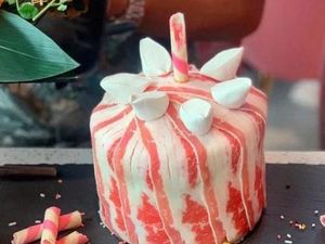 Lucu! Lembaran Daging Ini di Resto Ini Dibentuk Mirip Kue Ultah