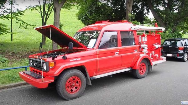 Begini Jadinya kalau Land Cruiser Jadi Mobil Pemadam Kebakaran