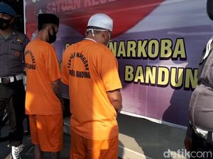 Polisi Ciduk Dua Kurir Ganja dan Sabu di Bandung