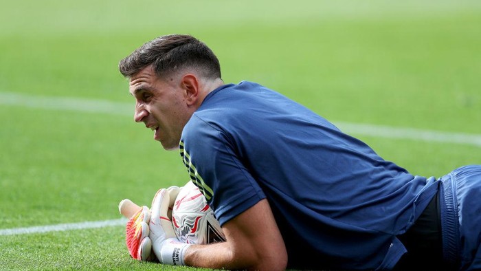 LONDON, ENGLAND - AUGUST 01: Emiliano Martinez of Arsenal warms up ahead of the Heads Up FA Cup Final match between Arsenal and Chelsea at Wembley Stadium on August 01, 2020 in London, England. Football Stadiums around Europe remain empty due to the Coronavirus Pandemic as Government social distancing laws prohibit fans inside venues resulting in all fixtures being played behind closed doors. (Photo by Catherine Ivill/Getty Images)