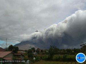 Selang 1 Jam, Gunung Sinabung Erupsi Lagi