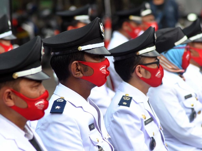 Sejumlah pejabat di lingkungan Pemerintah Kota Bogor menggunakan masker saat pelantikan di Plaza Balaikota Bogor, Jawa Barat, Kamis (6/8/2020). Sebanyak 300 pejabat tersebut dilantik secara daring dan di luar ruangan dengan penerapan protokol kesehatan sebagai upaya pencegahan penularan pandemi COVID-19 di masa PSBB Pra-Adaptasi Kebiasaan Baru (AKB) di wilayah Kota Bogor. ANTARA FOTO/Arif Firmansyah/nz