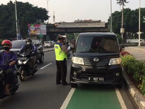 Langgar Ganjil-Genap, Sejumlah Pengemudi Ditilang di Tomang