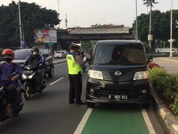 Langgar Ganjil-Genap, Sejumlah Pengemudi Ditilang di Tomang