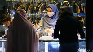 Harga Emas Meroket, Warga Ramai-ramai Jual Perhiasan
