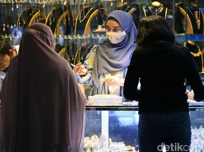 Harga Emas Meroket, Warga Ramai-ramai Jual Perhiasan