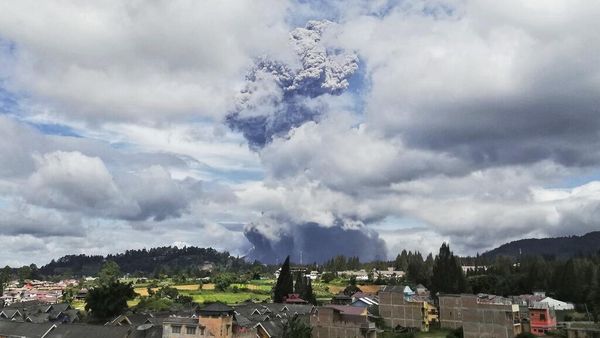 Potret Sinabung yang Kembali Erupsi Tadi Pagi
