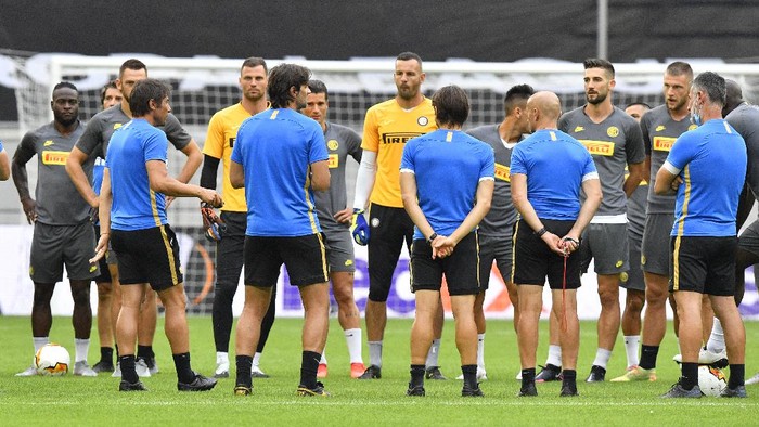 DUESSELDORF, GERMANY - AUGUST 09: Antonio Conte, Manager of Inter Milan speaks to his team during a training session ahead of their UEFA Europa League Quarter Final match against Bayer 04 Leverkusen at Merkur Spiel-Arena on August 09, 2020 in Duesseldorf, Germany. (Photo by Martin Meissner/Pool via Getty Images)