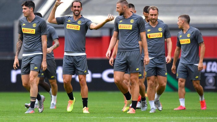 DUESSELDORF, GERMANY - AUGUST 09: Diego Godin of Inter Milan shares a joke with his team mates during a training session ahead of their UEFA Europa League Quarter Final match against Bayer 04 Leverkusen at Merkur Spiel-Arena on August 09, 2020 in Duesseldorf, Germany. (Photo by Martin Meissner/Pool via Getty Images)