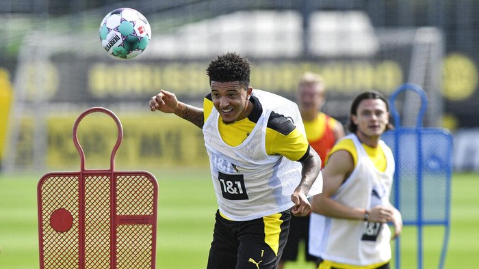 Dortmunds Jadon Sancho heads the ball during the first training session of German Bundesliga club Borussia Dortmund at the training grounds in Dortmund, Germany, Monday, Aug. 3, 2020. (AP Photo/Martin Meissner)