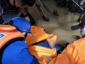 Tim SAR Temukan 1 Polisi yang Hilang di Laut Kaltara Tim SAR Temukan 1 Polisi yang Hilang di Laut Kaltara
