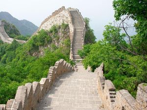 Tembok Raksasa China Bersalju, eh Pria Ini Perosotan