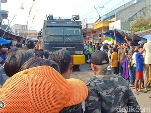 2 Water Cannon Bantu Padamkan Kebakaran Pasar Ciranjang Cianjur