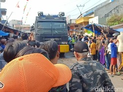 2 Water Cannon Bantu Padamkan Kebakaran Pasar Ciranjang Cianjur