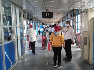 Tilang Ganjil Genap Diterapkan, Begini Keramaian di Halte TransJ Harmoni Tilang Ganjil Genap Diterapkan, Begini Keramaian di Halte TransJ Harmoni