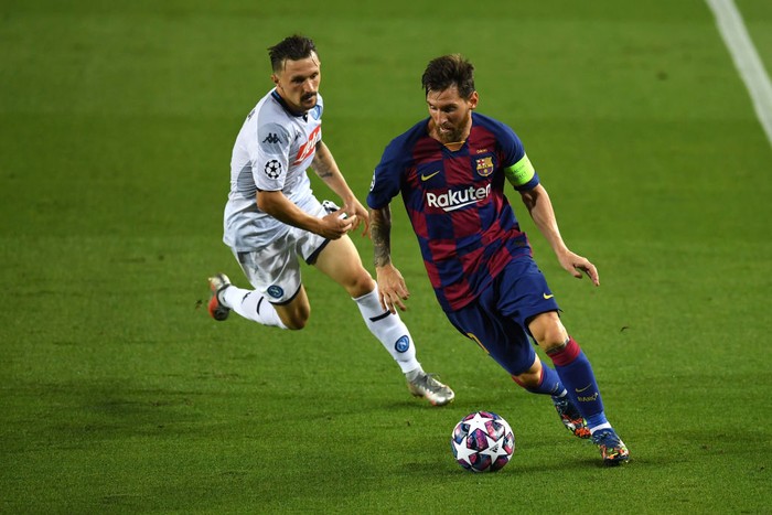 BARCELONA, SPAIN - AUGUST 08: Mario Rui of SSC Napoli  battles for possession with  Lionel Messi of Barcelona during the UEFA Champions League round of 16 second leg match between FC Barcelona and SSC Napoli at Camp Nou on August 08, 2020 in Barcelona, Spain.  (Photo by David Ramos/Getty Images)