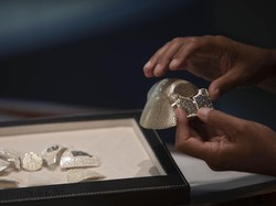 Wujud Masker Rp 22 Miliar Bikinan Israel Berlapis Emas dan Berlian