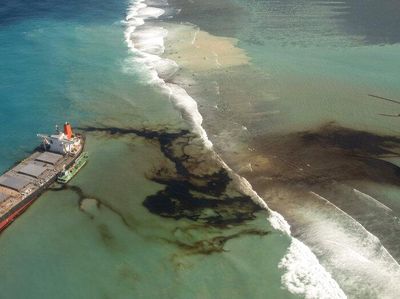 Potret Laut Mauritius yang Tercemar Tumpahan Minyak