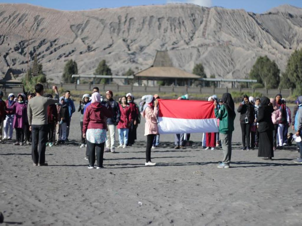 Mengenang Upacara Hardiknas di Gunung Bromo Jelang Agustusan Mengenang Upacara Hardiknas di Gunung Bromo Jelang Agustusan