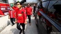 Momen Gibran Blusukan Pakai Jersey Manchester United