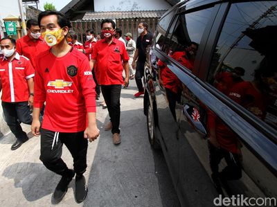 Momen Gibran Blusukan Pakai Jersey Manchester United
