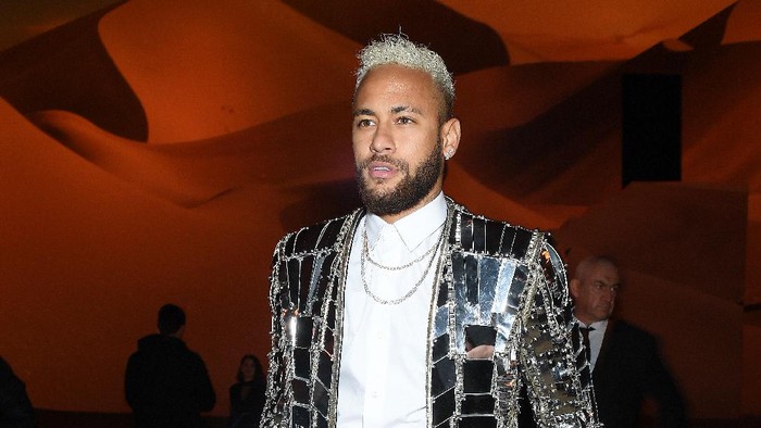 PARIS, FRANCE - JANUARY 17: Neymar attends the Balmain Menswear Fall/Winter 2020-2021 show as part of Paris Fashion Week on January 17, 2020 in Paris, France. (Photo by Pascal Le Segretain/Getty Images)