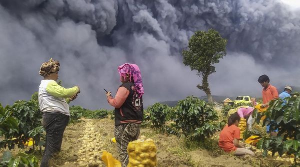 Melihat Lagi Foto-foto Erupsi Sinabung