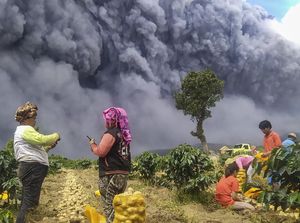 Melihat Lagi Foto-foto Erupsi Sinabung