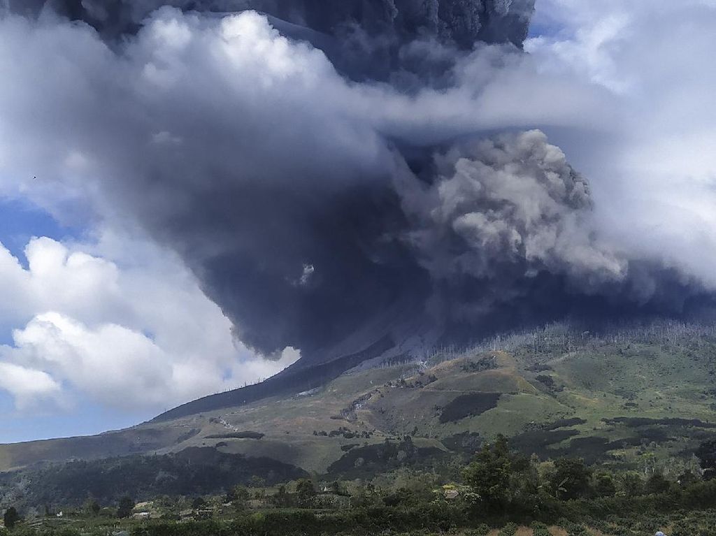 Erupsi Keempat Kali, Gunung Sinabung Lontarkan Awan Panas 1,5 Km