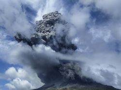Kepala Pos Tepis Isu yang Kaitkan Ikan Mas Jumbo dengan Erupsi Sinabung