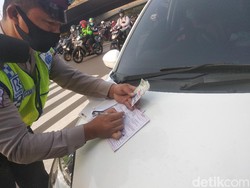 Hari Pertama Ganjil Genap dengan Tilang, Ada Pengemudi yang Tak Tahu