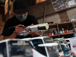 Raup Cuan Jutaan Rupiah dari Jualan Miniatur Bus