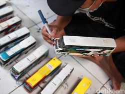 Perajin Miniatur Bus Andalkan Daring Selama Pandemi