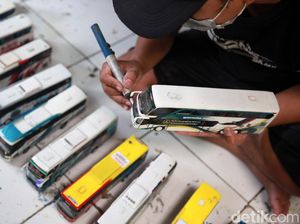 Perajin Miniatur Bus Andalkan Daring Selama Pandemi