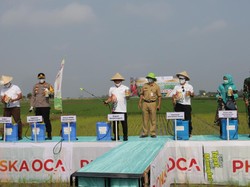 Petrokimia Semprot Massal Pupuk ke Lahan Budidaya di Banjarnegara