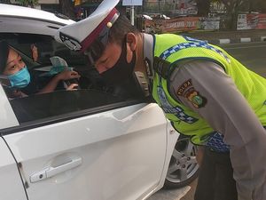 Langgar Ganjil Genap, Belasan Kendaraan di Jalan Letjen S Parman Ditilang Langgar Ganjil Genap, Belasan Kendaraan di Jalan Letjen S Parman Ditilang