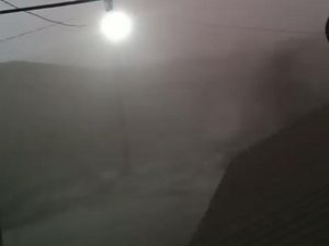 Suasana Mencekam Saat Gunung Sinabung Erupsi: Langit Gelap Penuh Abu