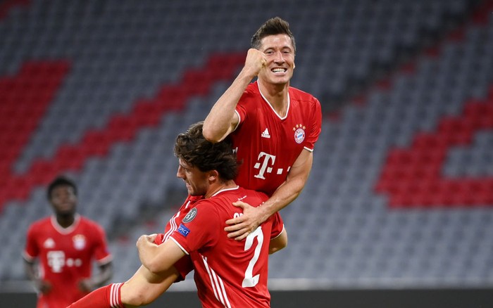 MUNICH, GERMANY - AUGUST 08: Robert Lewandowski of Bayern Munich celebrates with Alvaro Odriozola Arzallus of Bayern Munich after scoring his sides fourth goal during the UEFA Champions League round of 16 second leg match between FC Bayern Muenchen and Chelsea FC at Allianz Arena on August 08, 2020 in Munich, Germany. (Photo by Matthias Hangst/Getty Images)