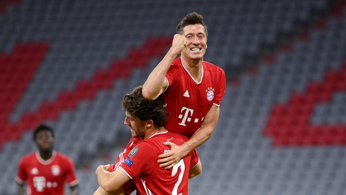 MUNICH, GERMANY - AUGUST 08: Robert Lewandowski of Bayern Munich celebrates with Alvaro Odriozola Arzallus of Bayern Munich after scoring his sides fourth goal during the UEFA Champions League round of 16 second leg match between FC Bayern Muenchen and Chelsea FC at Allianz Arena on August 08, 2020 in Munich, Germany. (Photo by Matthias Hangst/Getty Images)
