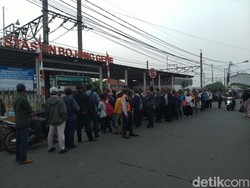 Antrean Penumpang KRL di Stasiun Bojong Gede Bogor Sampai ke Jalan