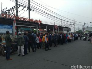 Antrean Penumpang KRL di Stasiun Bojong Gede Bogor Sampai ke Jalan Antrean Penumpang KRL di Stasiun Bojong Gede Bogor Sampai ke Jalan