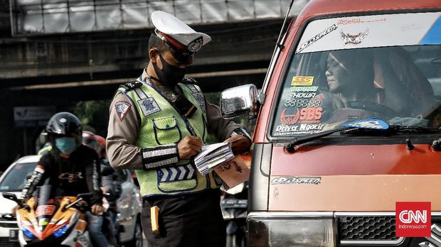 Sanksi tilang bagi kendaraan bermotor pelanggar sistem ganjil genap di DKI Jakarta sudah diterapkan pada hari ini, di kawasan simpang Jalan Fatmawati-TB.Simatupang. Senin (10/8/2020). CNN Indonesia/Andry Novelino