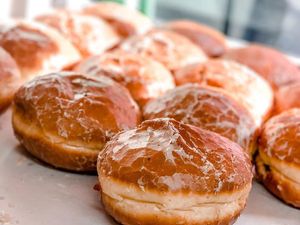 Toko Donat Legendaris Ini Punya Cara Khusus untuk Lapisi Glasur Toko Donat Legendaris Ini Punya Cara Khusus untuk Lapisi Glasur