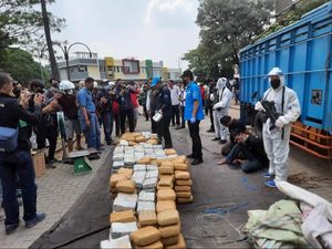 BNN Gagalkan Pengiriman 410 Kg Ganja yang Diangkut Truk Pisang di Bekasi