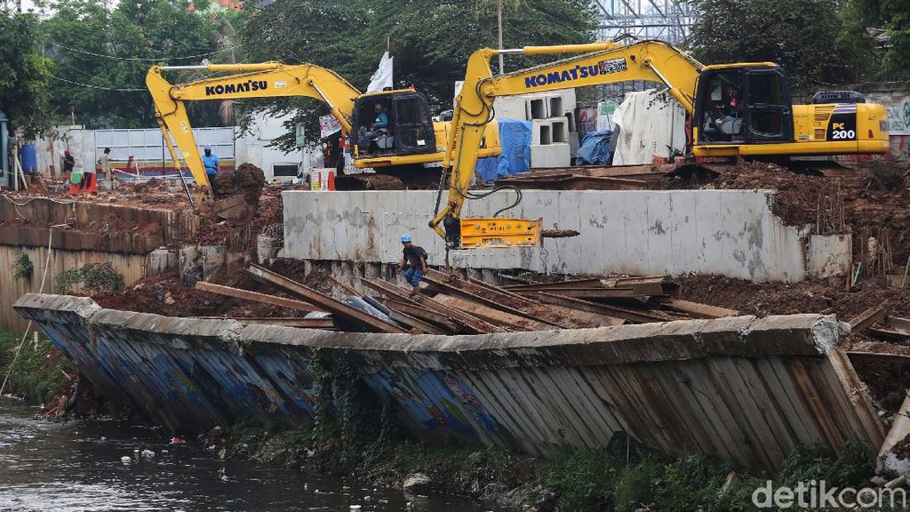 Turap yang Jebol di BKB Mulai Diperbaiki Turap yang Jebol di BKB Mulai Diperbaiki