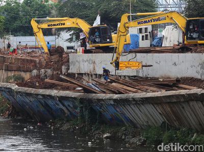 Turap yang Jebol di BKB Mulai Diperbaiki