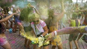 Tak Hanya India, Ukraina Juga Gelar Festival Holi Lho