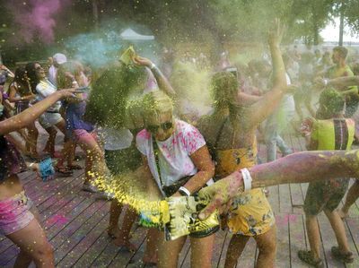 Tak Hanya India, Ukraina Juga Gelar Festival Holi Lho